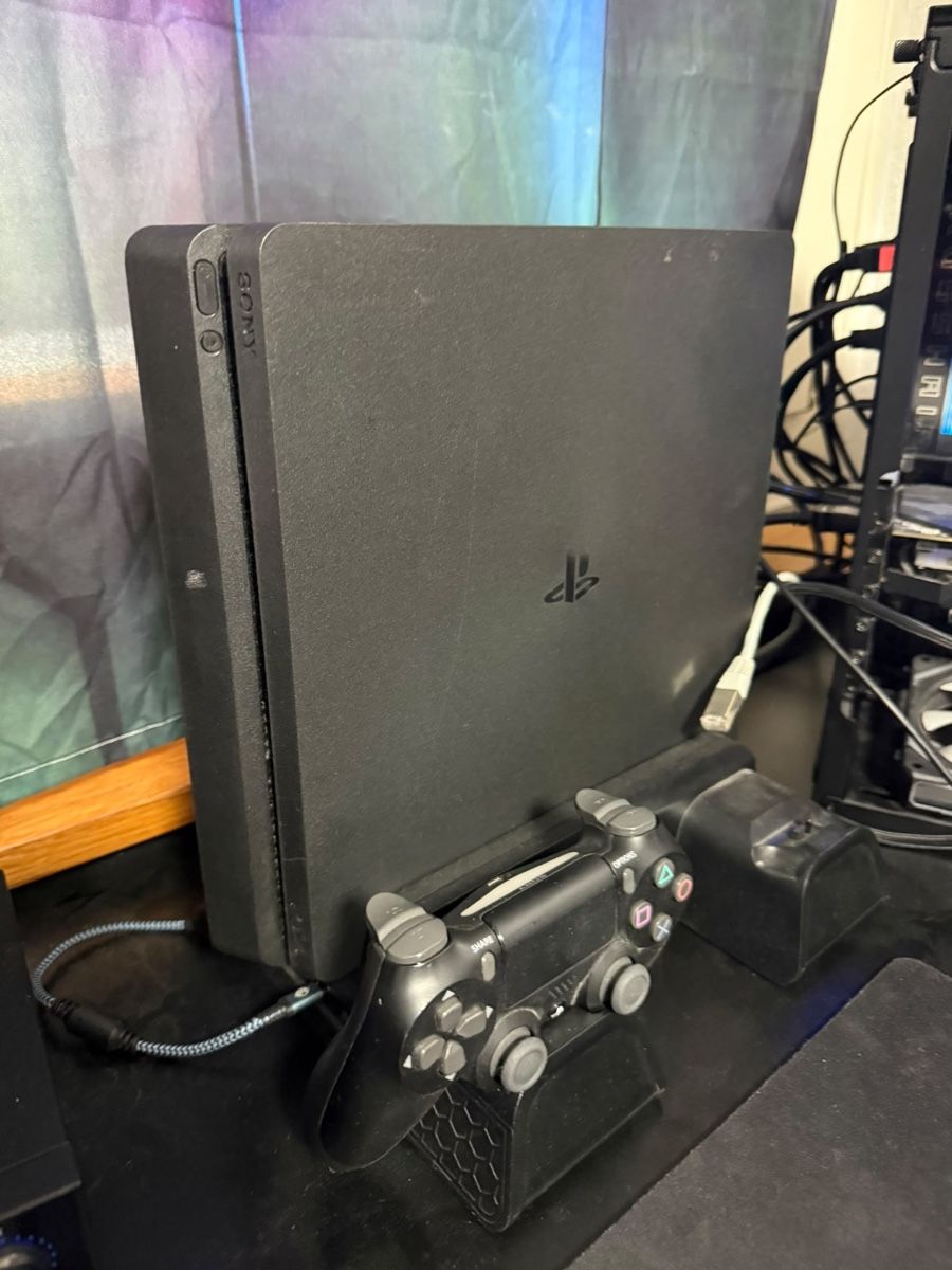 Sony Consoles: PlayStation 4 Slim + 2 Controller  – D'occasion à Moosseedorf par Slowwdown