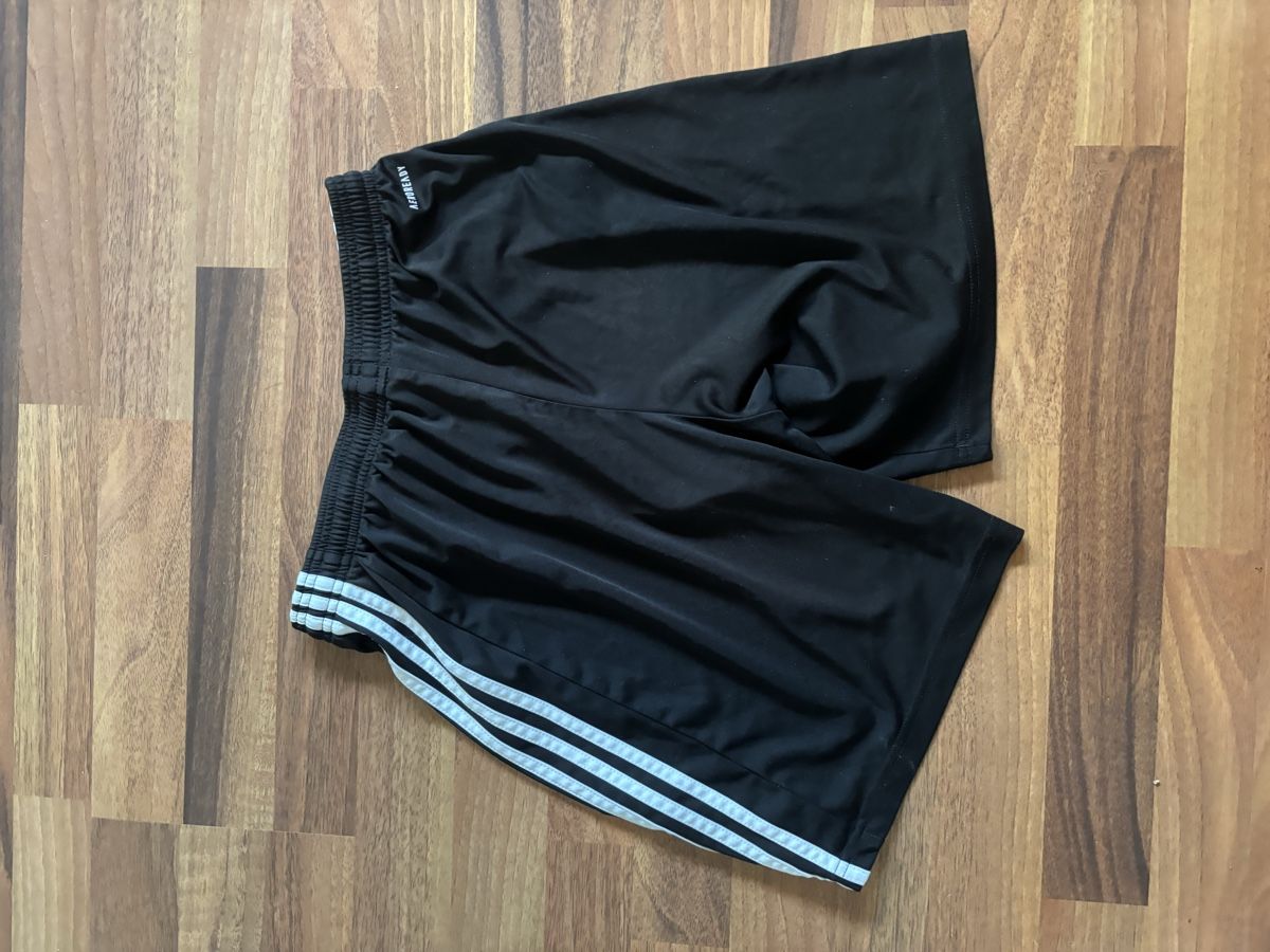 Adidas Pantaloni: Adidas kurze Hose schwarz – Usato da Bad Zurzach venduto da jim_n97g 1