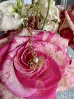 Goldfarbene lange Y-Kette mit Blumen- & Perlendetail