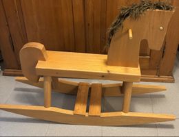 Rustikales Schaukelpferd aus Holz