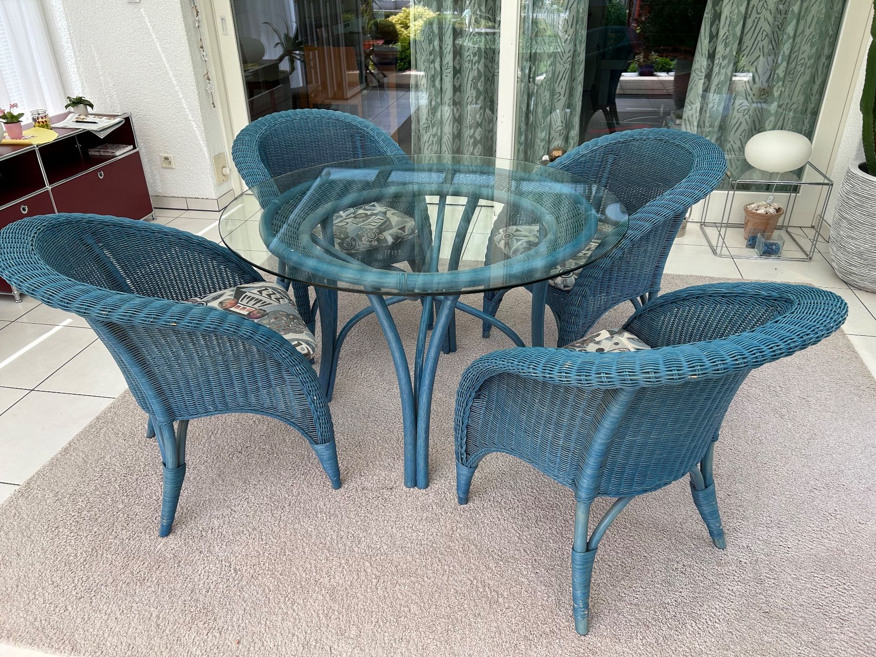 Set de table et chaises: Glastisch Durchmesser 115 cm,mit 4 Korbstühlen – D'occasion à Boswil par Aldo032