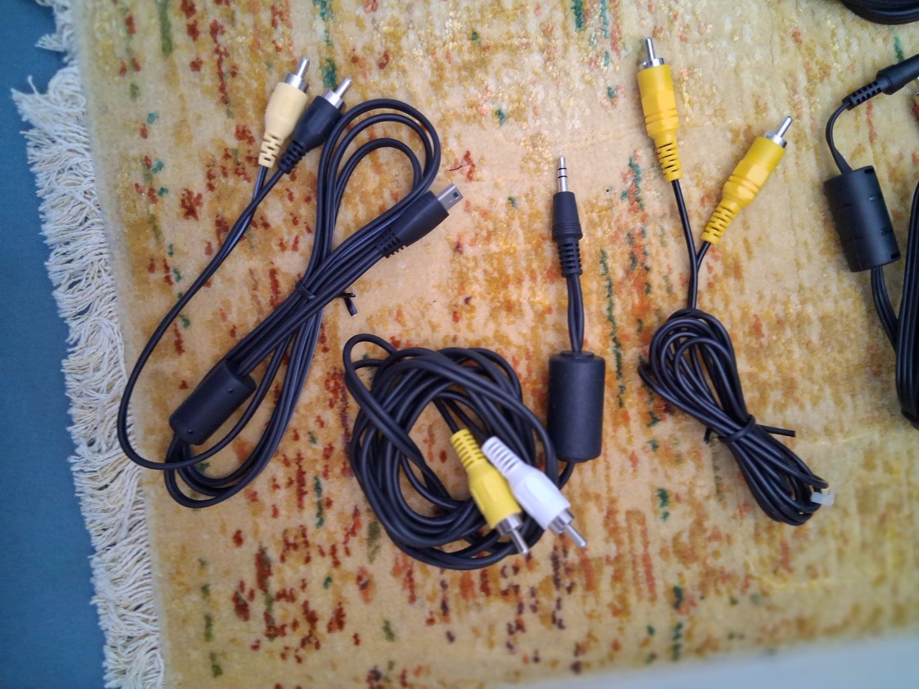 Cavi: Lot de câbles audio/vidéo RCA / Jack 3.5mm  etc. – Usato da Aigle venduto da Marcagapit 1
