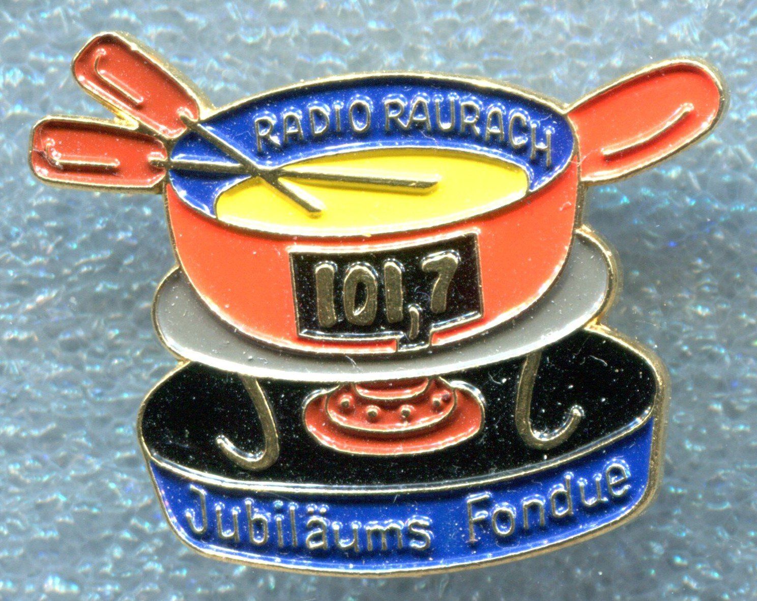 Placchette & Badge: RADIO  RAURACH  101,7 MHz – Usato da Winterthur venduto da Sammleroase