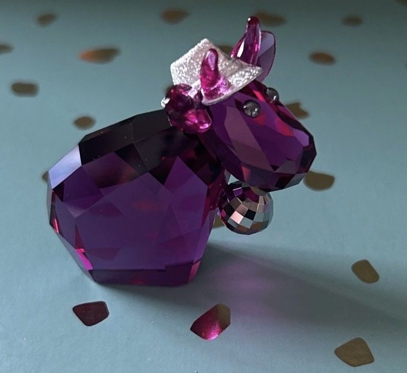 Swarovski Statuette: Swarovski Kuh mit Hut,, Amethystfarben – Nuovo e nell'imballaggio originale da Mauren venduto da Ninebab