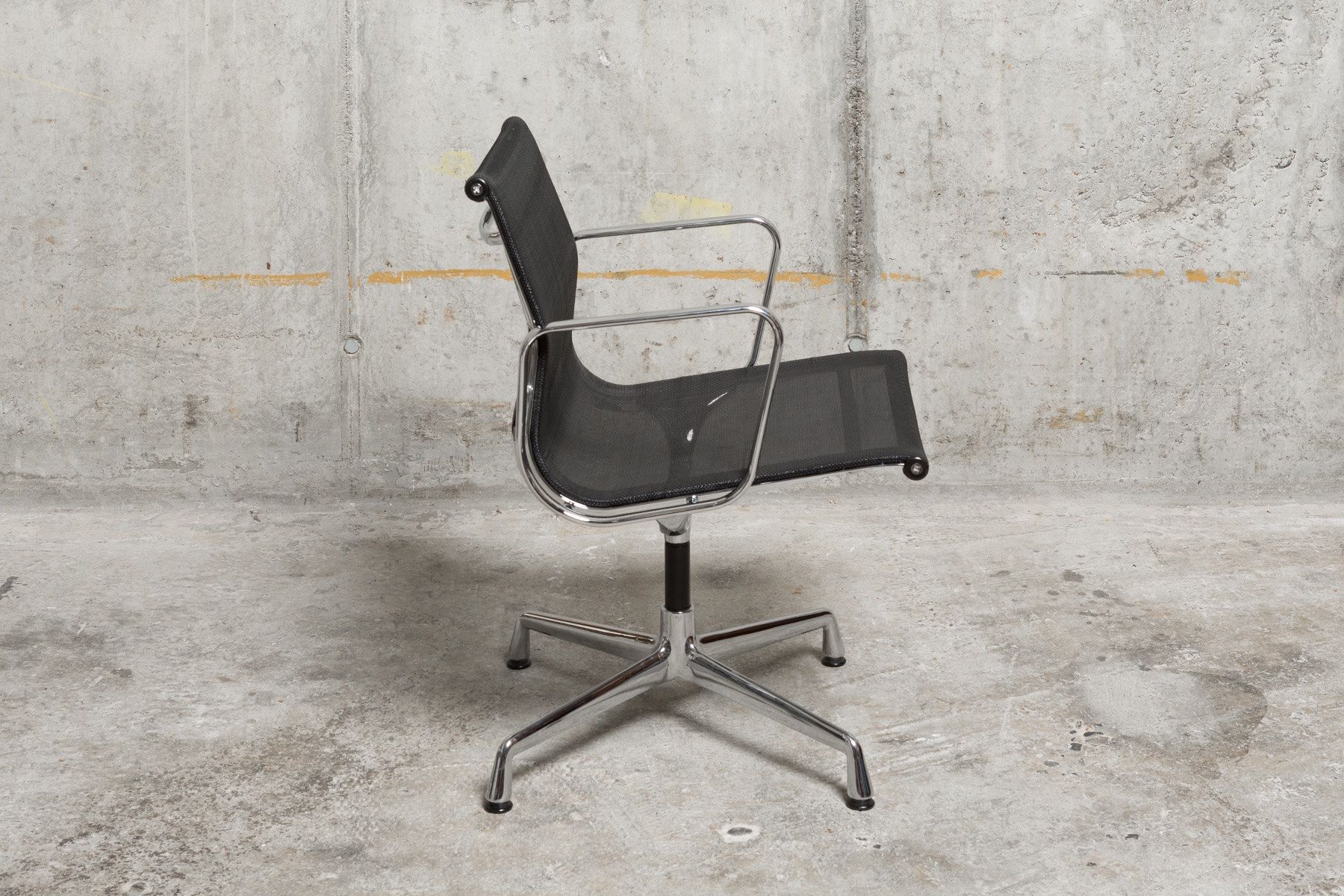 Vitra Chaises: Zwei drehbare Eames Stühle EA 108 von Vitra – D'occasion à Bern par sales_et 3