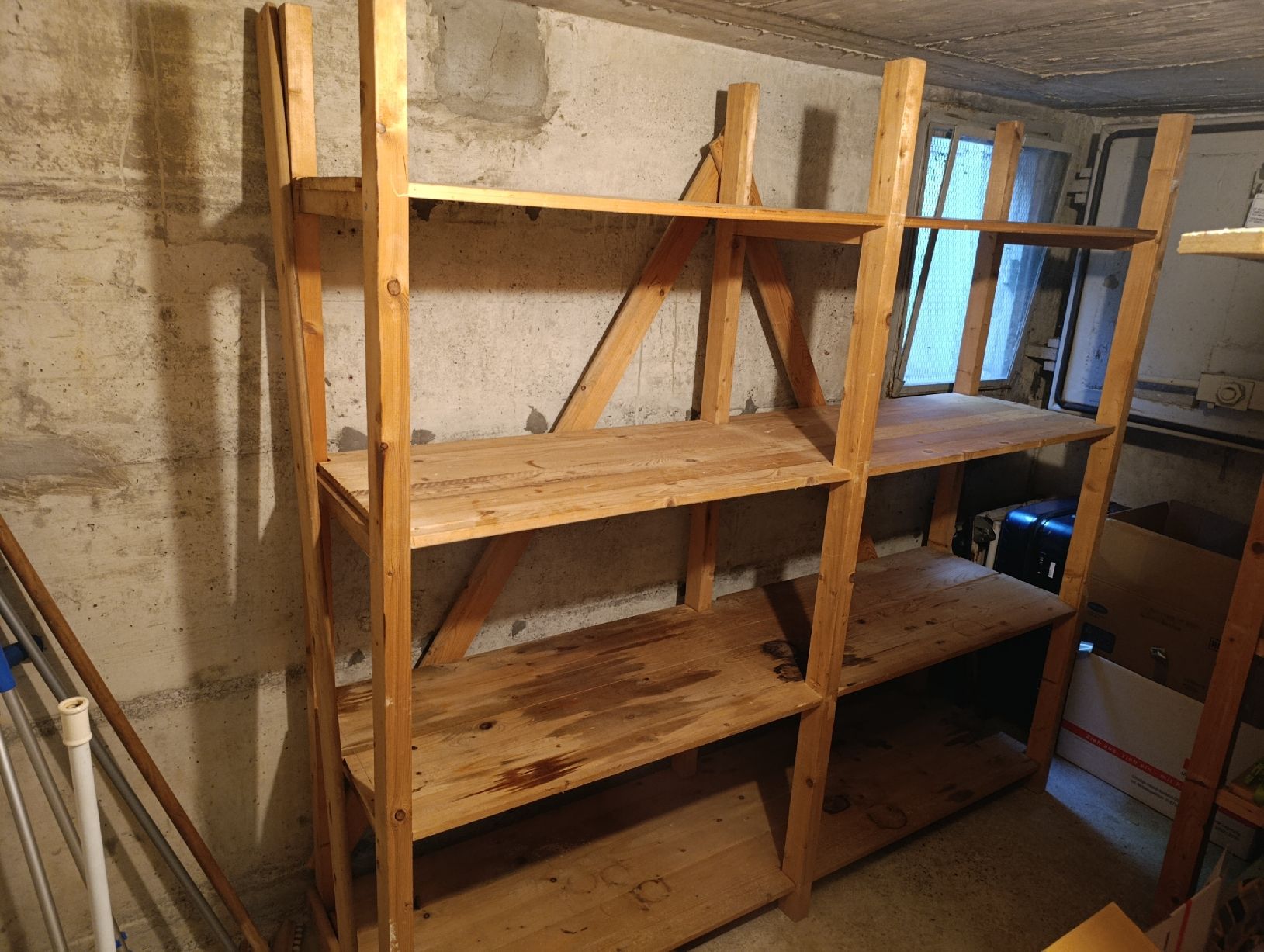 Regale: Massives Holzregal – Gebraucht aus Wittenbach von tho_7jhr