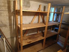 Massives Holzregal