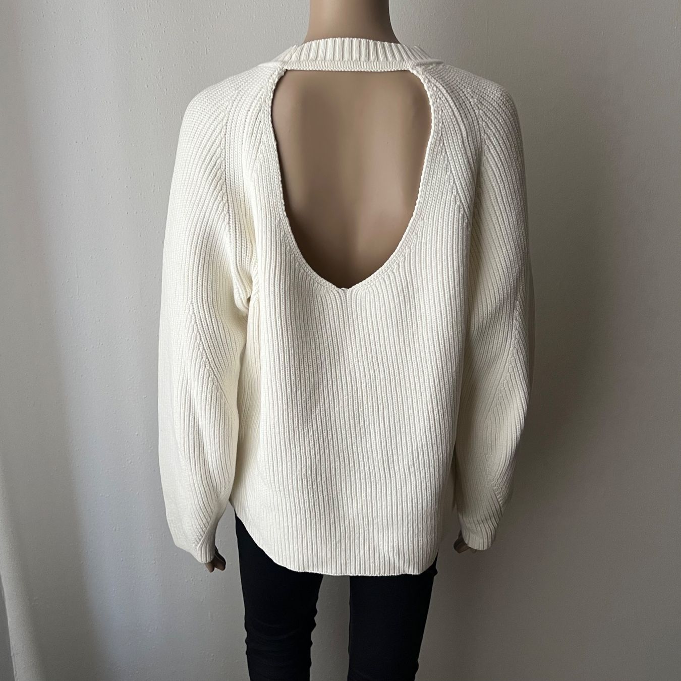 Pullover & Sweatshirts: FILIPPA K Pullover mit Ausschnitt am Rücken 🤍 – Gebraucht aus Zürich von ClosetQueen