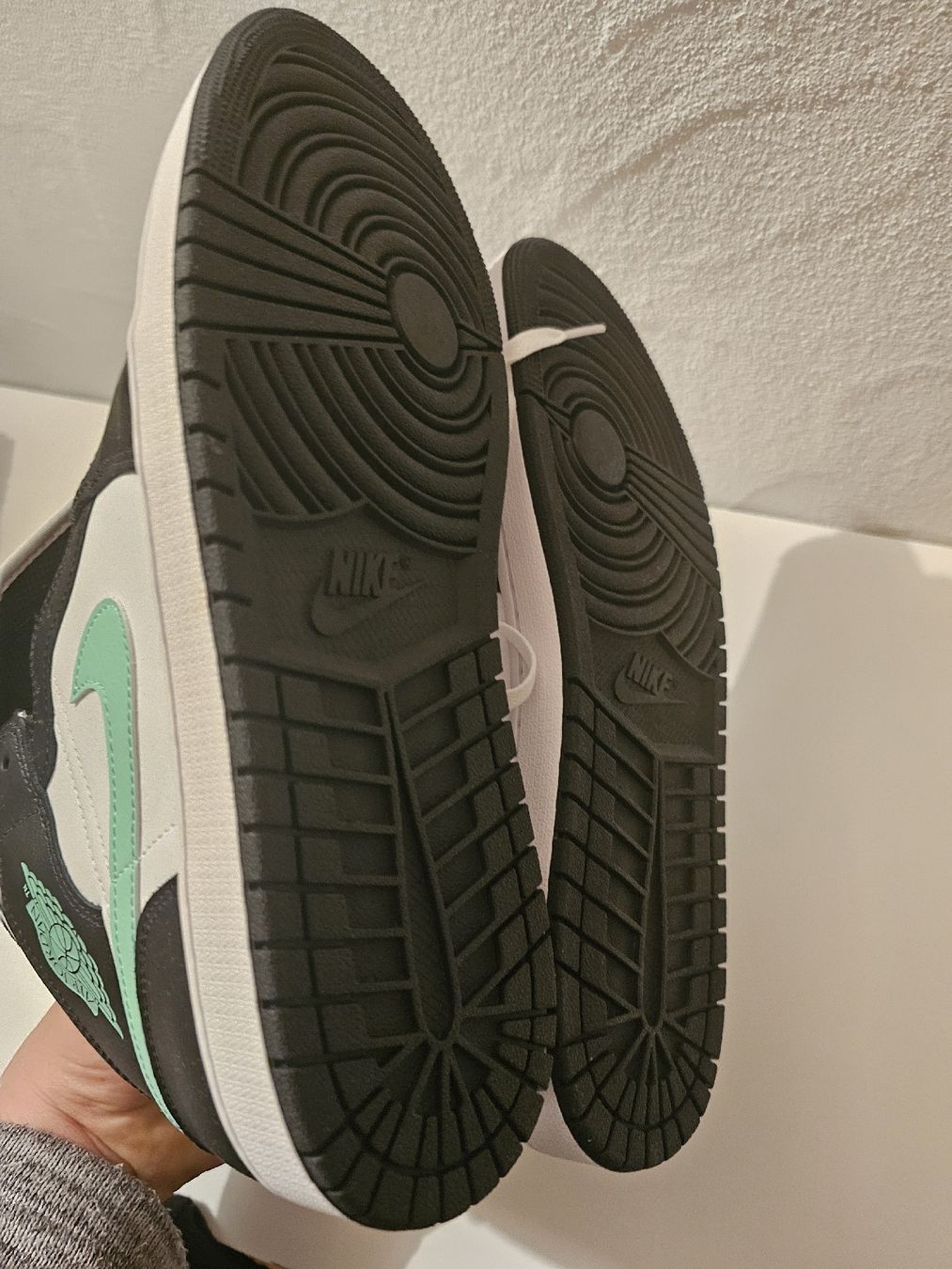 Jordan Scarpe da uomo: Nike Air Jordan 1 Mid Gr. 46 – Nuovo e nell'imballaggio originale da Meisterschwanden venduto da Luluku 4