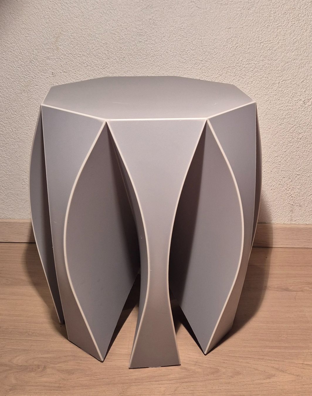 Sgabelli: Origami-Hocker Nook von Vial in hellgrau Desing Patrick Frey – Usato da Neerach venduto da SilliS