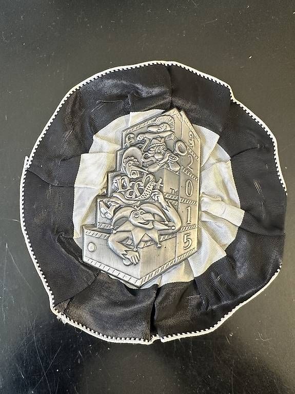 Basler Placchette & Badge: Fasnacht Basel ZUG Silber klein 2015 – Usato da Basel venduto da fasnachtsoutlet1965