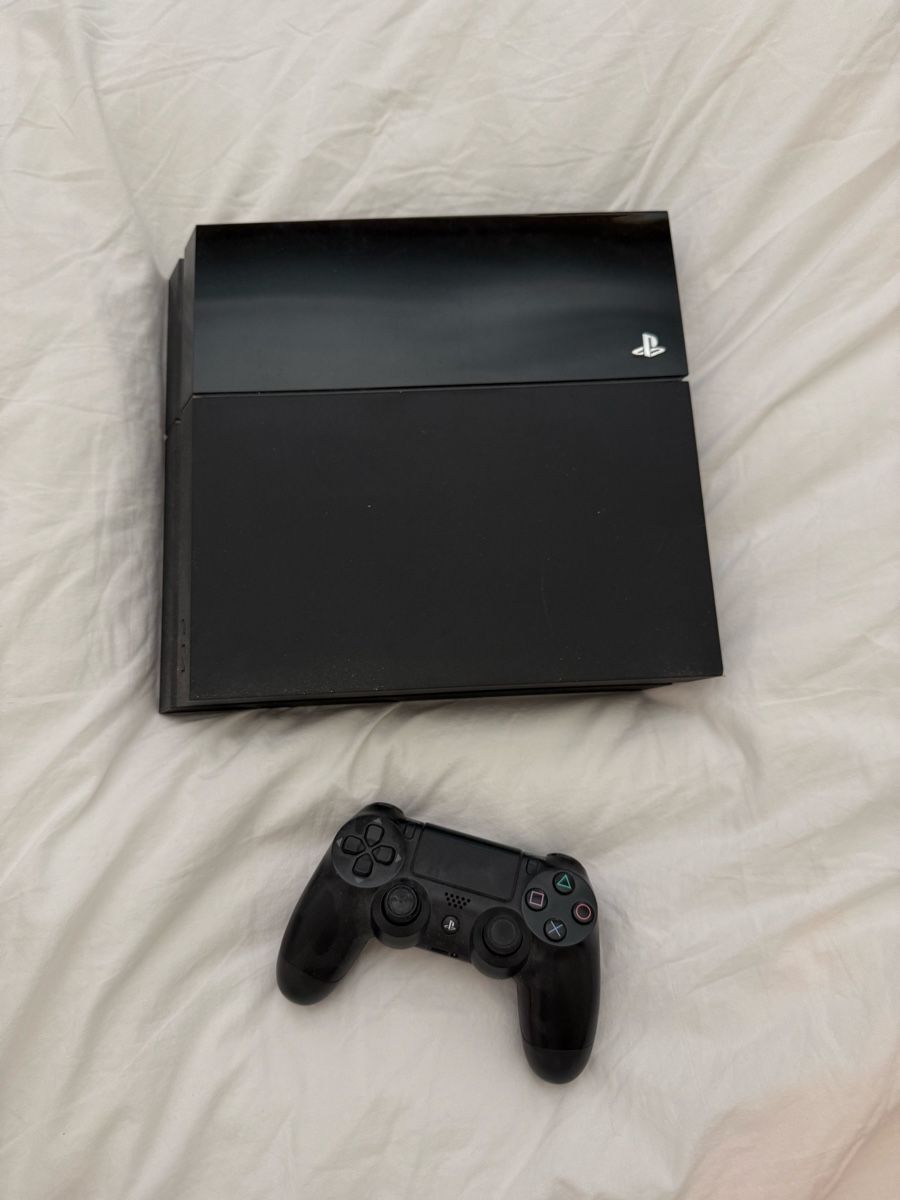 Sony Consoles: Playstation 4 – D'occasion à Ennetbürgen par elainelillyyy