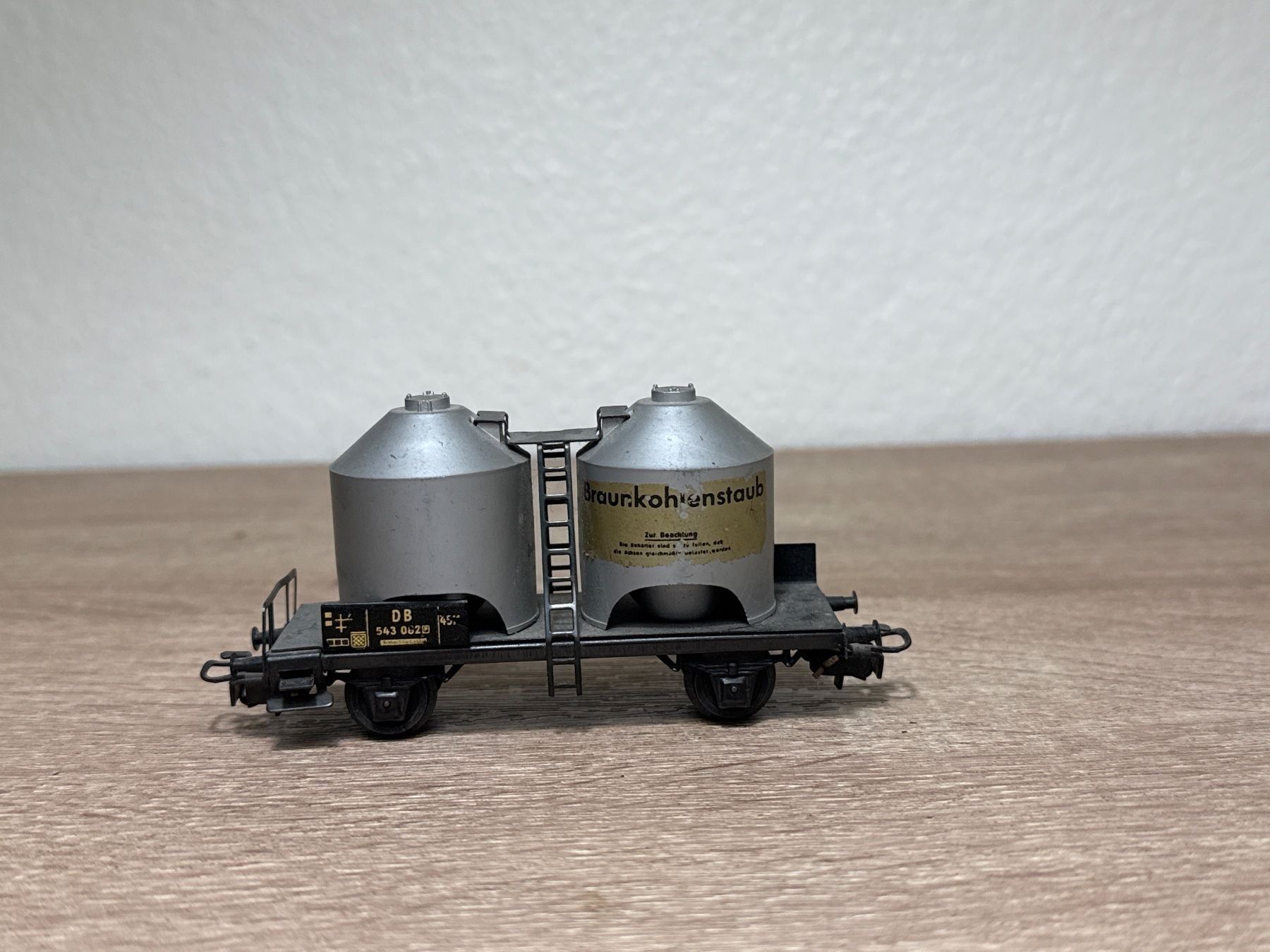 Märklin Modellini di ferrovie: Märklin Silowagen H0 (263) – Usato da St-Aubin-Sauges venduto da Lo_Go