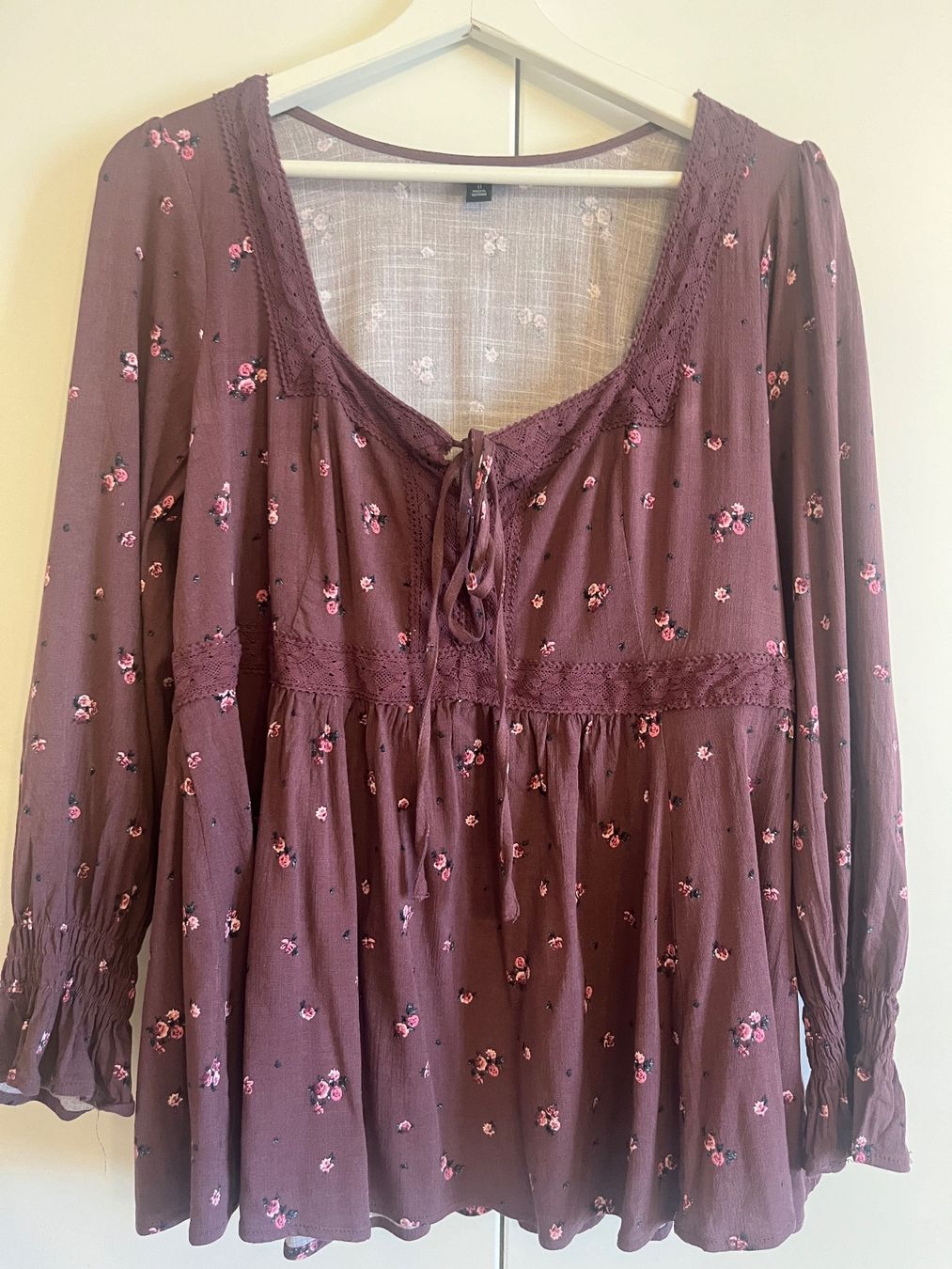 Blusen: Boho-Bluse violet/bordeaux geblümt – Neu und originalverpackt aus Luzern von maschmo