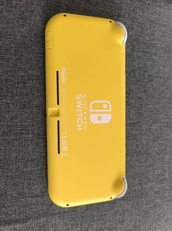 Console: Console Nintendo Switch Lite jaune avec étui et chargeur – Usato da Lausanne venduto da Sturz_88 2