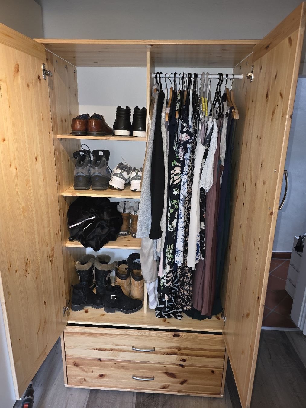 Armoires: Holzschrank – D'occasion à Unterendingen par CreamySnail 1