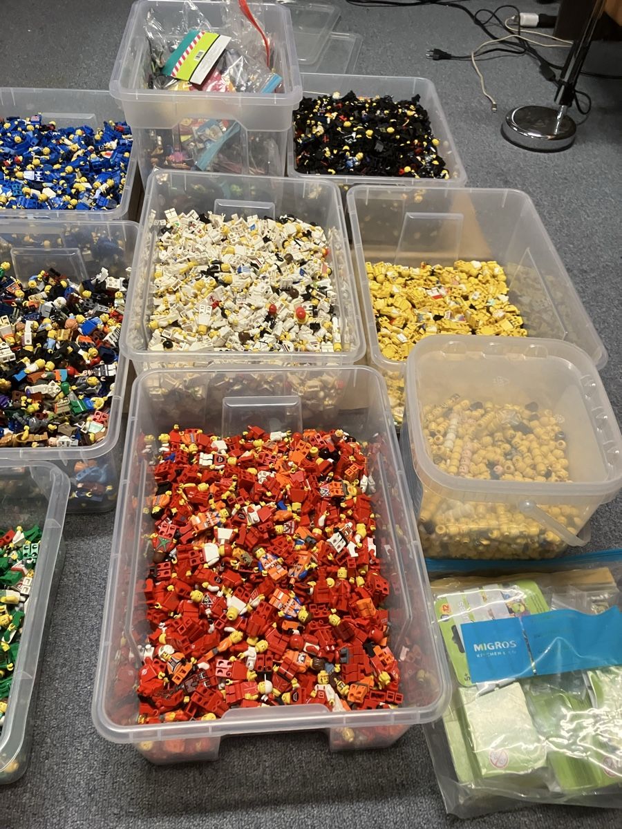 Lego Kit di costruzioni: Ca. 7000-7500 Lego Figuren – Usato da Luzern venduto da windundsichtschutz 2