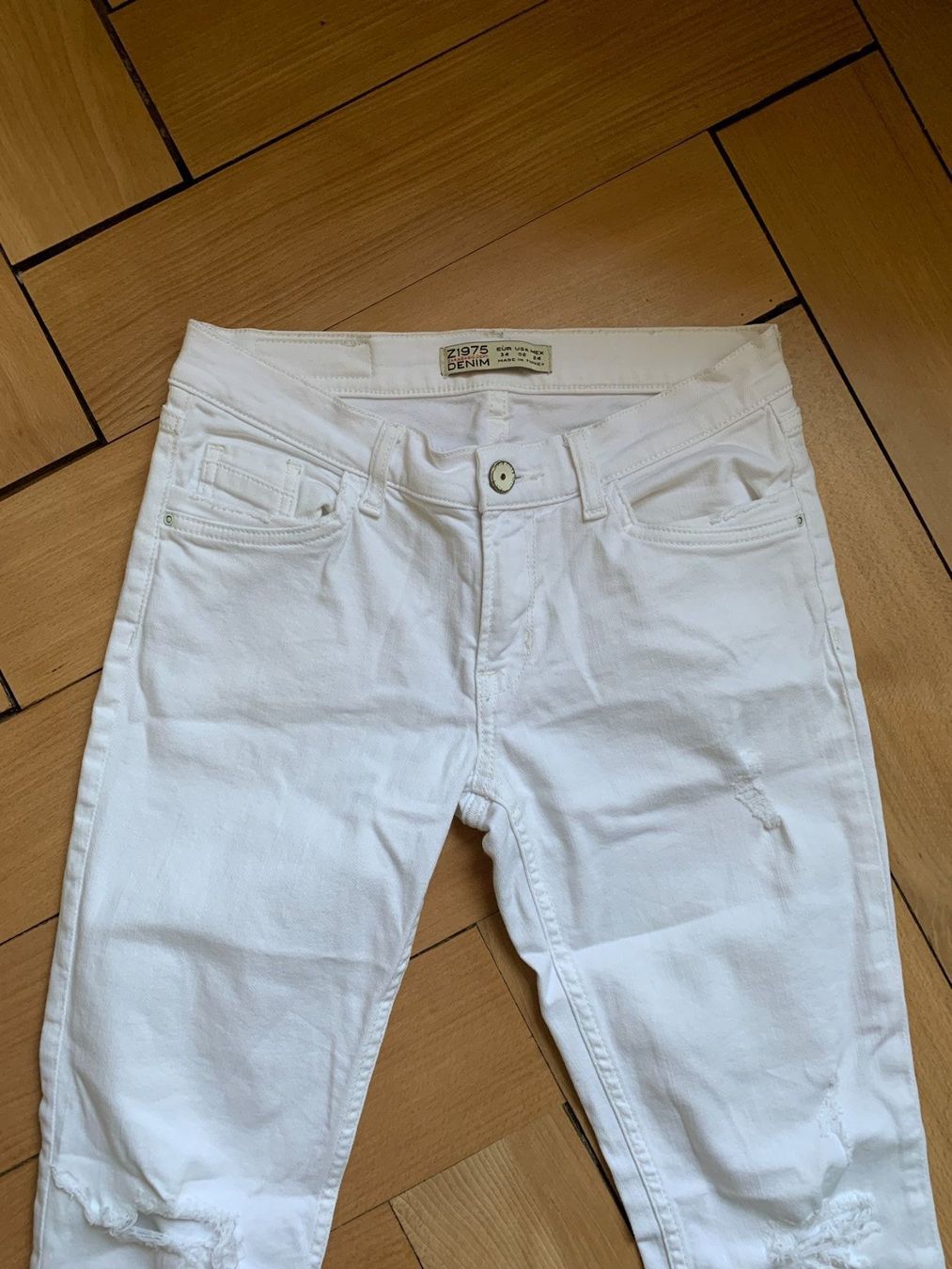 Zara Jeans: ZARA - Destroyed Jeans weiss 34 – Usato da Zürich venduto da Diazaio 1
