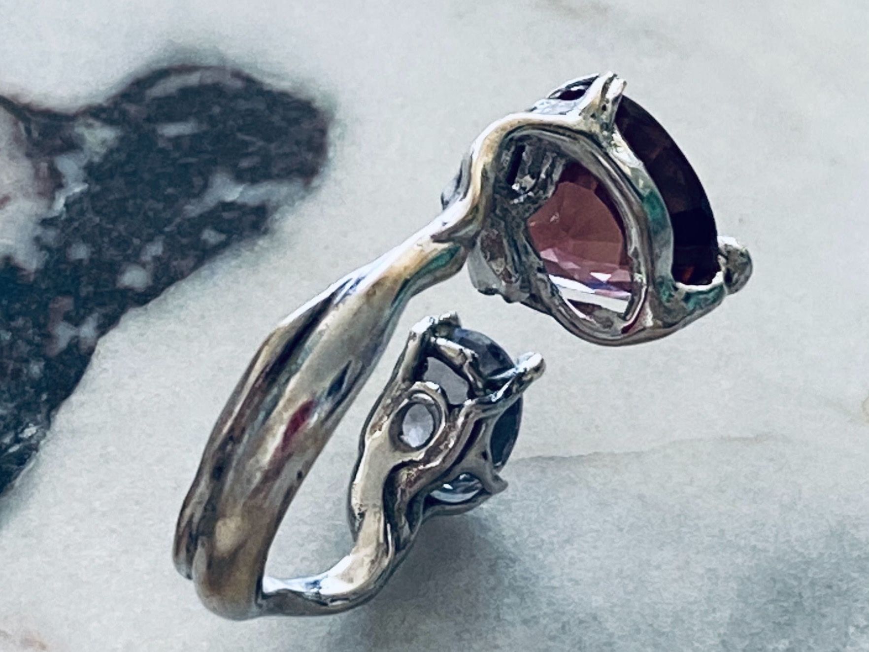 Llan Valls Joies Anelli: STACKABLE!! 18k W Gold Red Zircon & Grey Spinel Ring – Usato da Birsfelden venduto da Brut 4