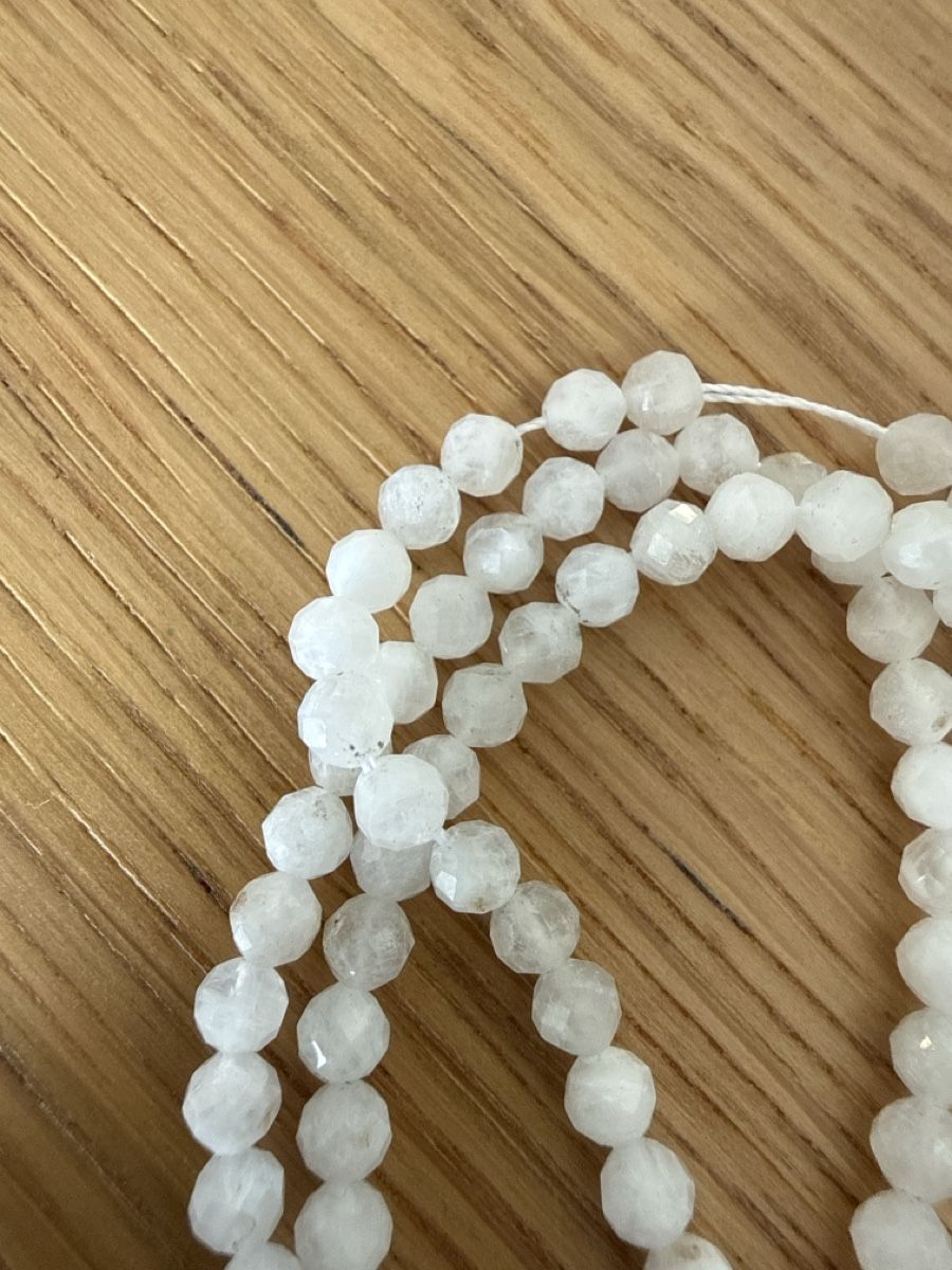 Pietre preziose: 4 mm facettierte Mondstein Perlen- neu – Nuovo (secondo la descrizione) da Sonnental venduto da sop_9scm 1