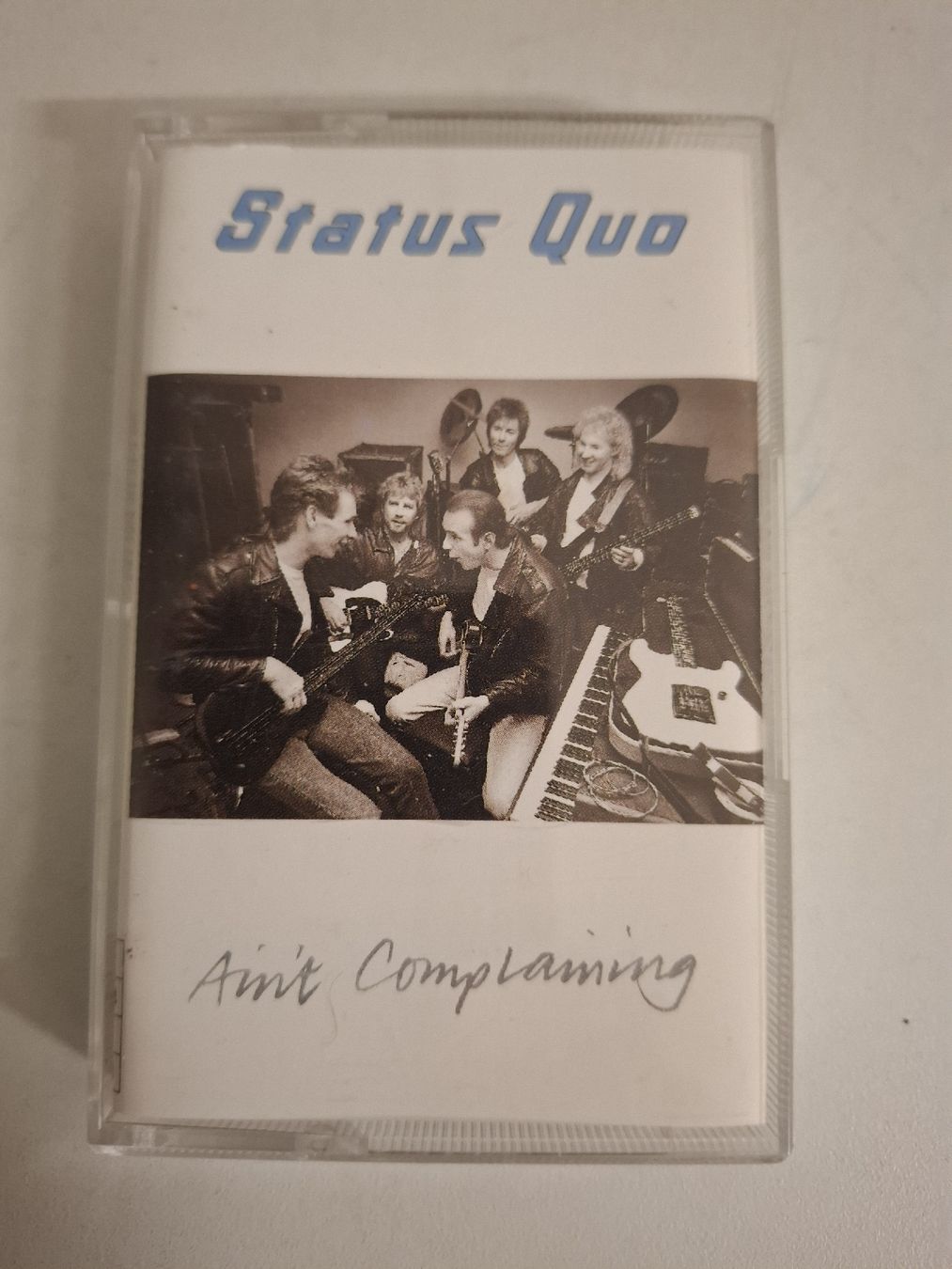 Musicassette: STATUS QUO, Aint Complaining Musikkasette – Usato da Schänis venduto da Heli670
