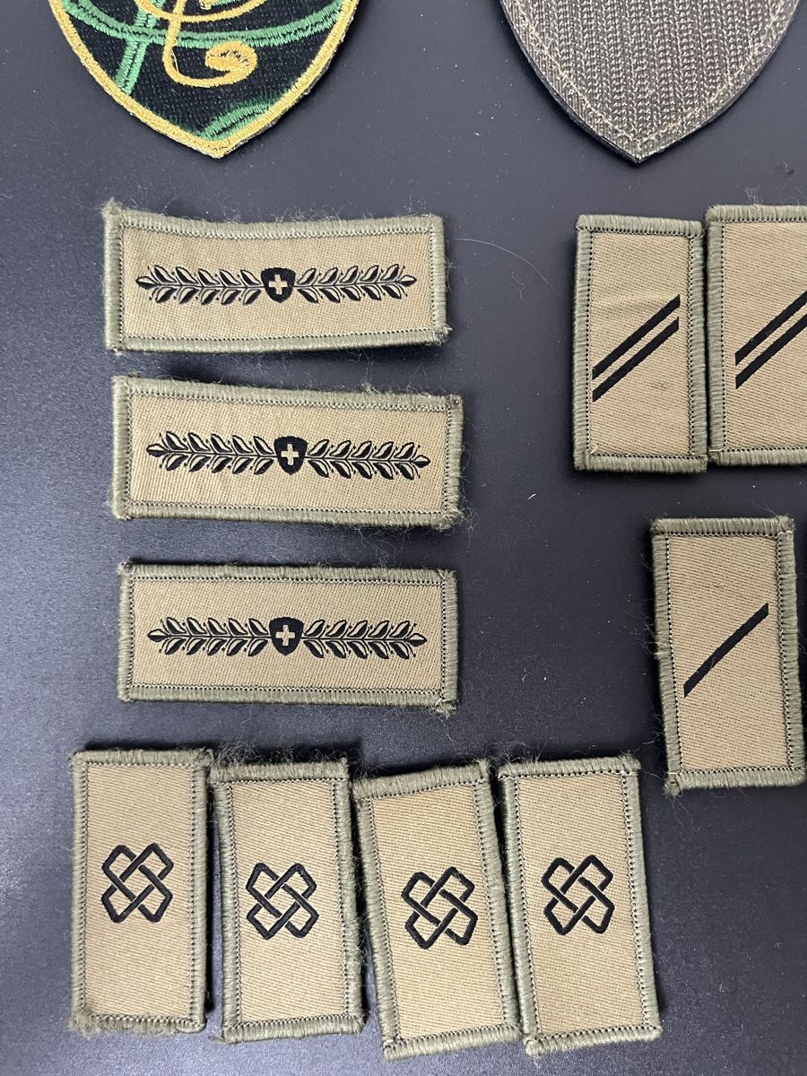Schweizer Armee Toppe: Ensemble écussons et insignes Armée Suisse – Nuovo (secondo la descrizione) da Les Avanchets venduto da lunedeneige.shop 2