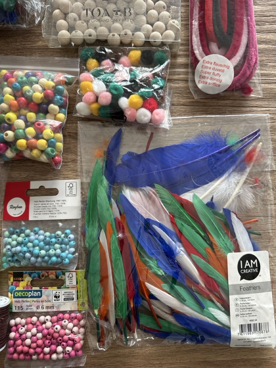 Bastelsets: Kinder Bastelmaterial Set mit Perlen, Federn, Pompons etc.  – Neu (gemäss Beschreibung) aus Zürich von Anba15 1