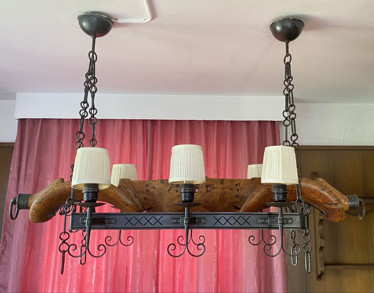 Lampade: Rustikale Hängeleuchte aus Holz und Metall – Usato da Hünibach venduto da Phoenix.