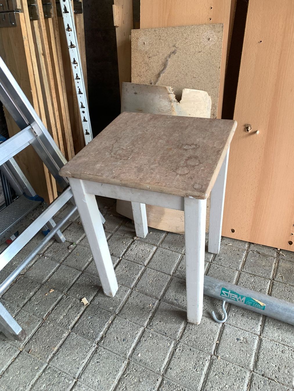 Sgabelli: Kleiner Holzhocker, Tabouret Tabourettli alt mit Linoleum – Usato da Rickenbach SZ venduto da Frickler