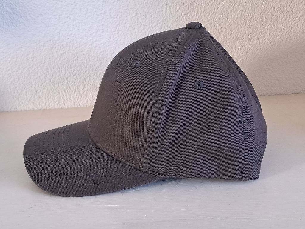 Copricapi, berretti & cappellini: Baseball Cap Flexfit Grau – Usato da Rupperswil venduto da White-Dove