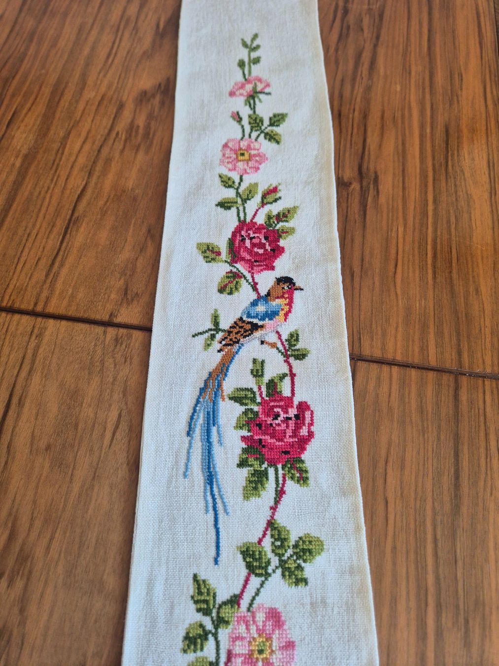 Tutte le decorazioni: Handgestickte Tischläufer, Rosen und Vogelmuster – Usato da Bern venduto da aronari 1
