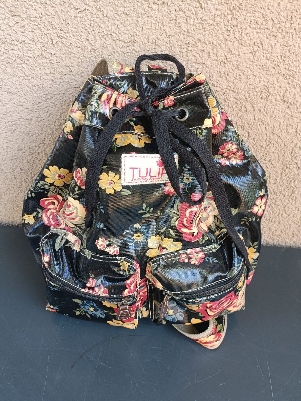 Rucksäcke: Rucksack Tulip by Candy Flowers Blumen Muster Lackoptik – Gebraucht aus Zollikofen von Prisma11