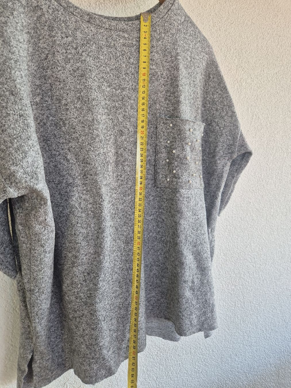 Zara Maglioni & Felpe: Graues Shirt mit Tasche und Perlen – Usato da Bern venduto da miruslav 1