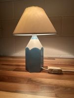 Tischlampe in Bleistiftform blau weiss