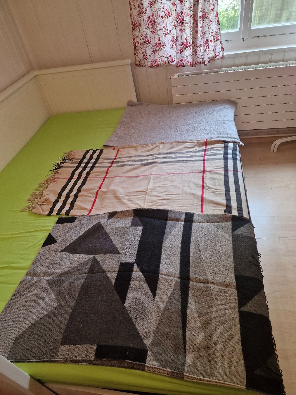 Foulard & Sciarpe: Diverse Schal / Tücher – Usato da Winterthur venduto da Winti1993