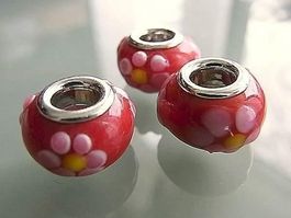 Glasperle   rot mit rosa Blumenmotiv