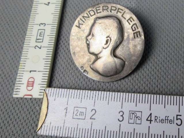 Broches & Aiguilles: Brosche "Kinderpflege" – D'occasion à Zürich par 1.Simon