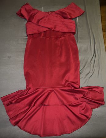 Rotes Kleid mit Rüschen Grösse xl