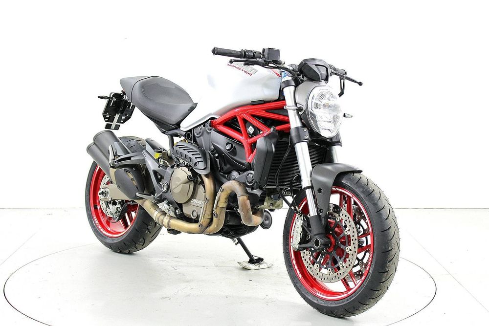 Ducati 821 Monster ABS 2