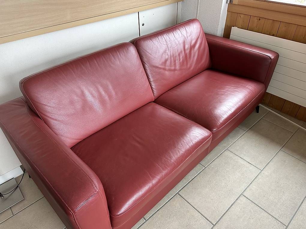 Divani: Ledersofa Bordeaux-rot – Usato da Fällanden venduto da Bquaki 1