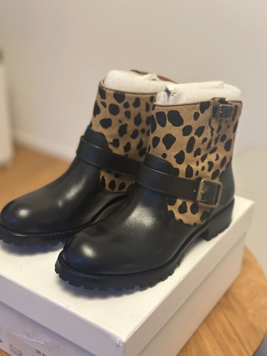 Scarpe per cavalli: Marc Jacobs Leopard Print Leather Boots - Neu, Gr. 36 – Nuovo e nell'imballaggio originale da Zürich venduto da anna_ra 4