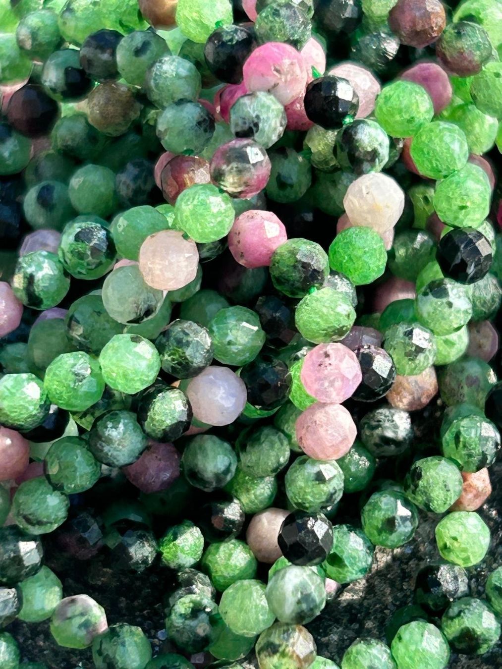 Pierres précieuses: Strang echte facettierte epidote ruby Kugeln 2 mm – Neuf avec emballage d'origine à Niederrohrdorf par Ytobi