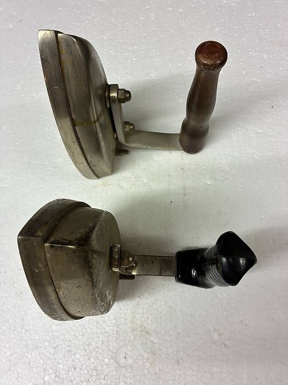 Tous les outils: 2 alte Glätteisen – D'occasion à Bubendorf par Mia111 2