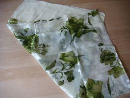 eleganter, langer  Seidenschal