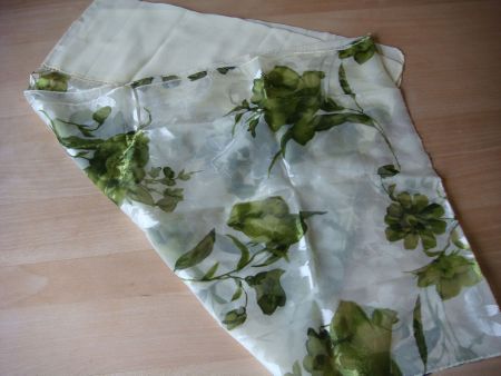 eleganter, langer  Seidenschal