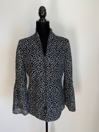 AKRIS: Super exklusive elegante s/w Jacke mit Lochmuster, 40
