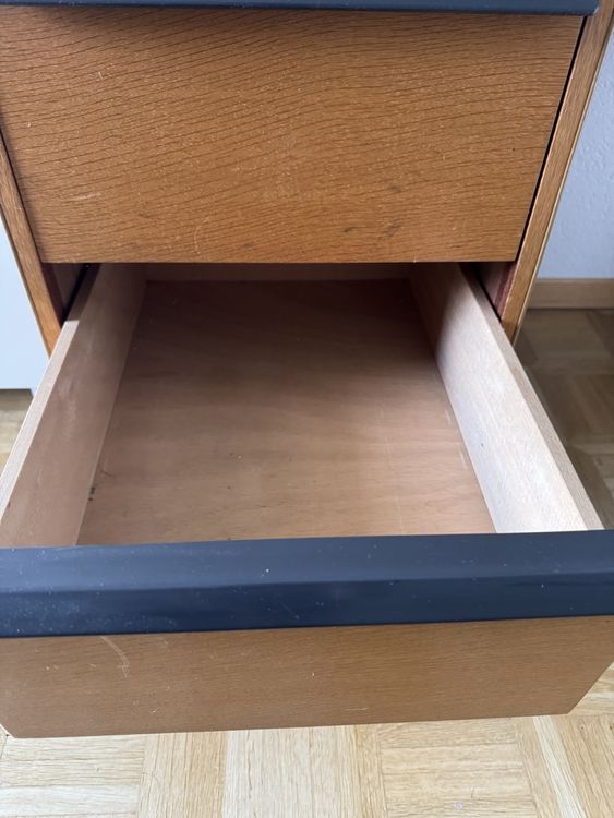 Scrivanie: Vintage Holz Schreibtisch mit Schubladen – Usato da Aarburg venduto da Spiderandman 5