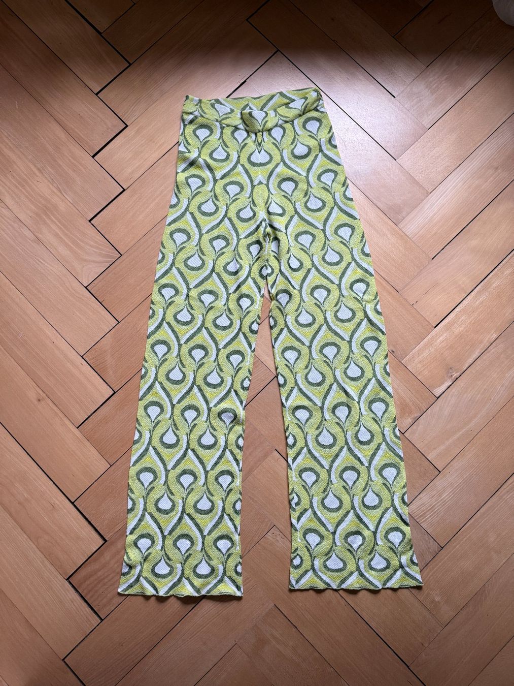 Zara Pantalons: ZARA - Hose hellgrün gemustert S – D'occasion à Zürich par Diazaio