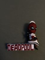 Deadpool Figur (Maid / sitzend auf Schriftzug)
