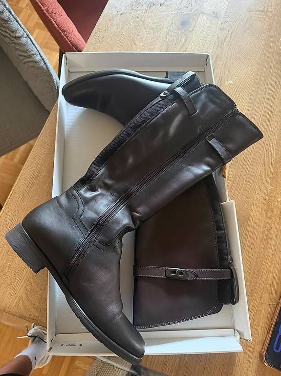 Scarpe da donna: Bottes en cuir  comme neuves – Usato da La Tour-de-Peilz venduto da lai_pdc9